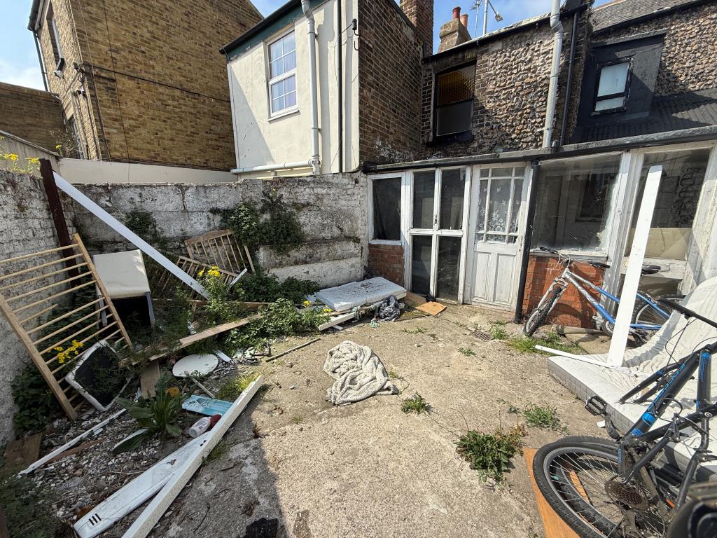 Lot: 98 - FREEHOLD BUILDING WITH PLANNING FOR EXTENSION - Flat B courtyard